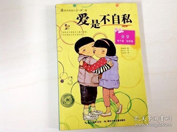 在夏天女生穿短裙时，该如何搭配上衣呢？